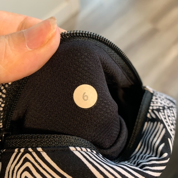 Lululemon size 6 🤍🖤 - Picture 3 of 6